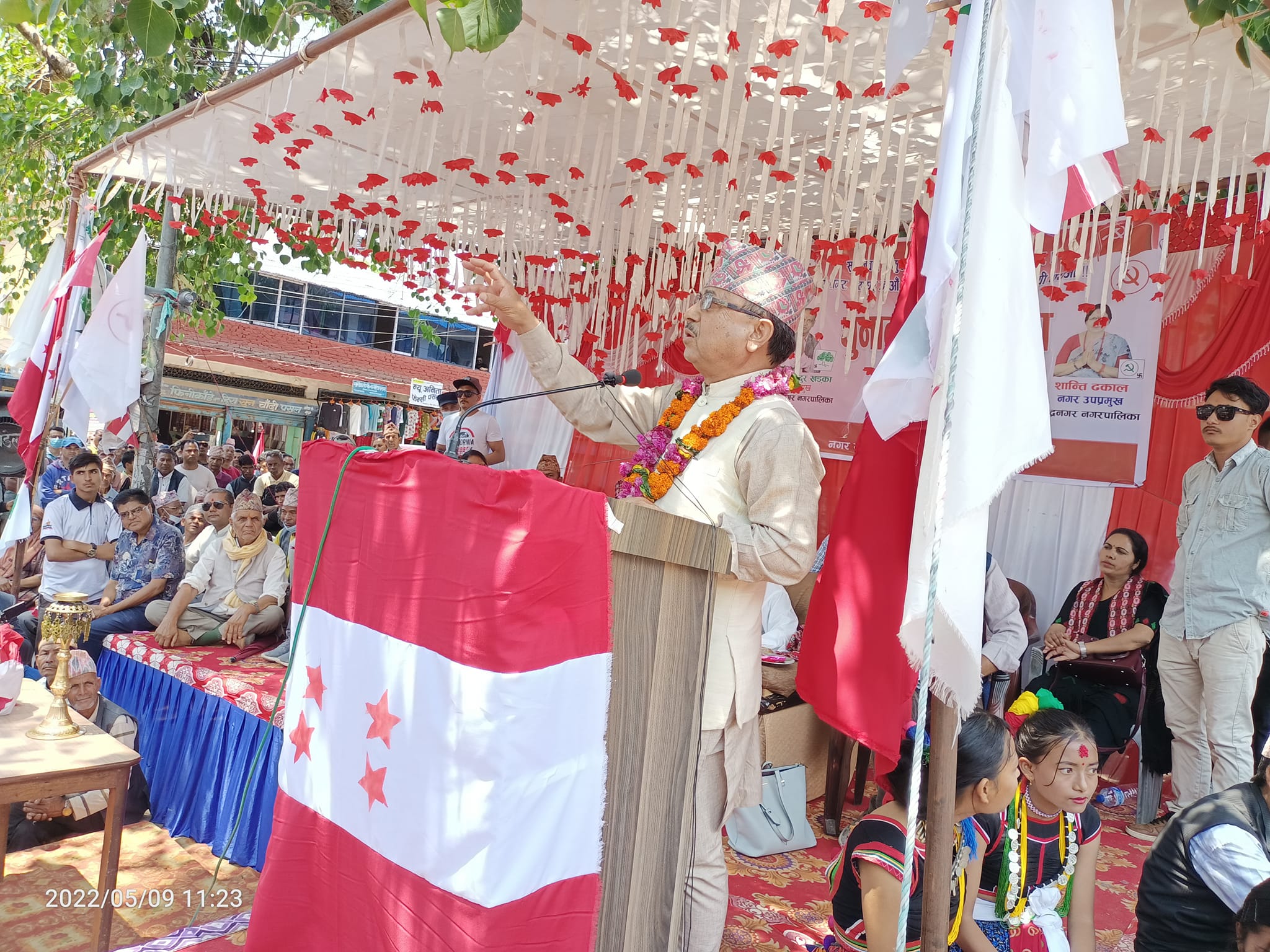 मतदातालाई फकाउँदै पूर्णबहादुरले भने- कांग्रेसले हँसिया हथौडा र माओवादीले रुखमा भोट हाल्न अप्ठ्यारो नमान्नुस् 